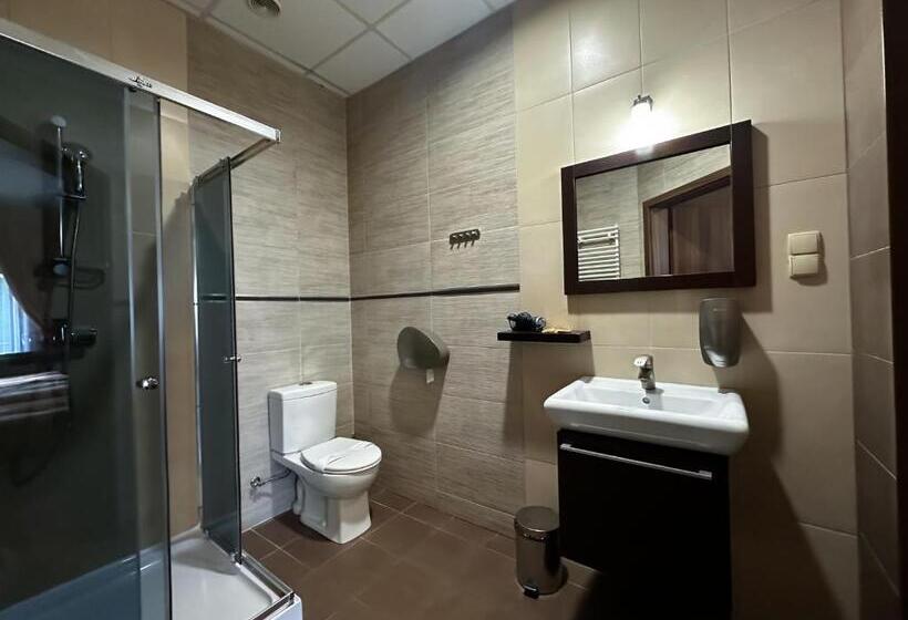 اتاق استاندارد سه نفره, Mieszko