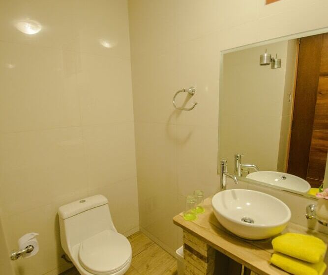 豪华三人间, Wayta Inn