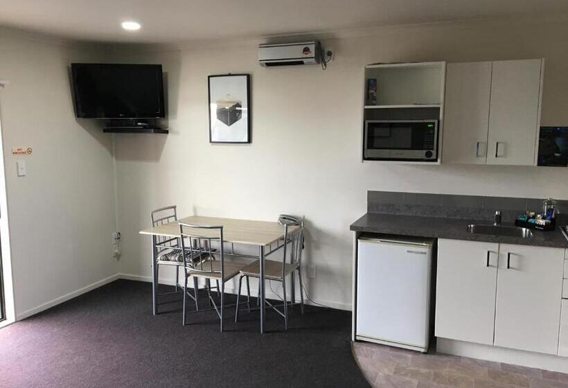 Семейный Номер, Kiwi Court Motel