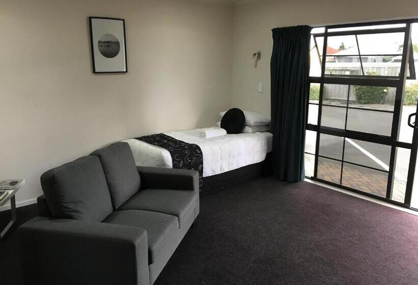 חדר משפחתי, Kiwi Court Motel