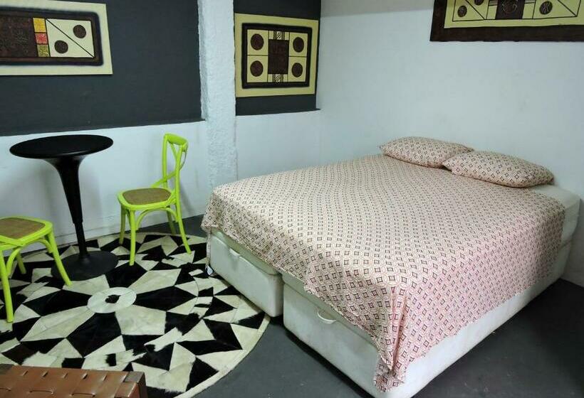 سوییت, Central Hostel