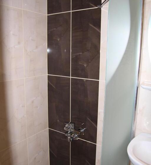 四人标准间, Dostlar