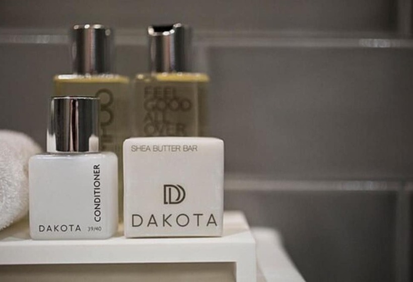 Номер Deluxe, Dakota Leeds