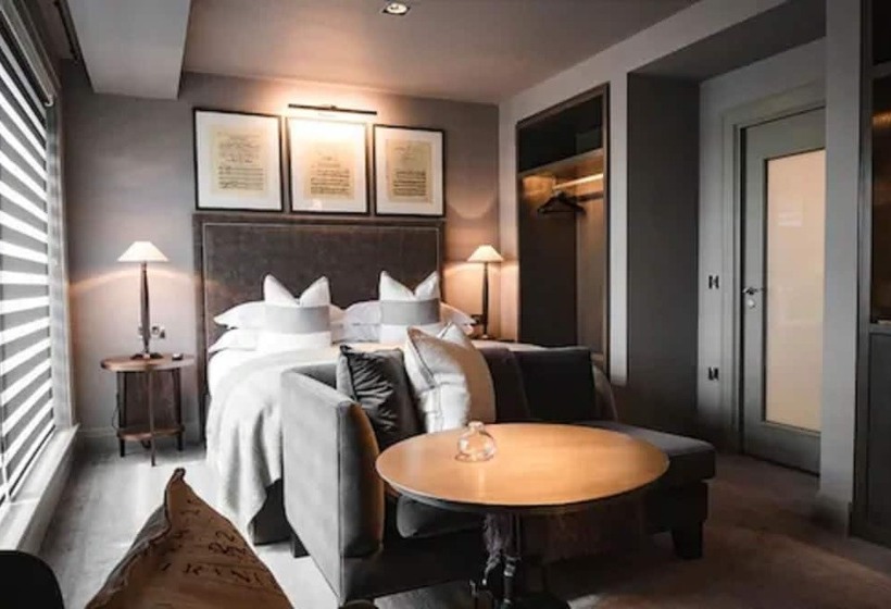 Номер Executive, Dakota Leeds