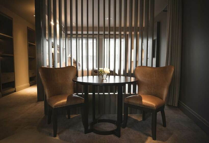 Люкс, Dakota Leeds