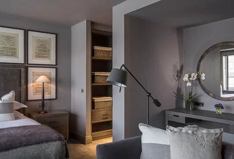 Номер Deluxe, Dakota Leeds