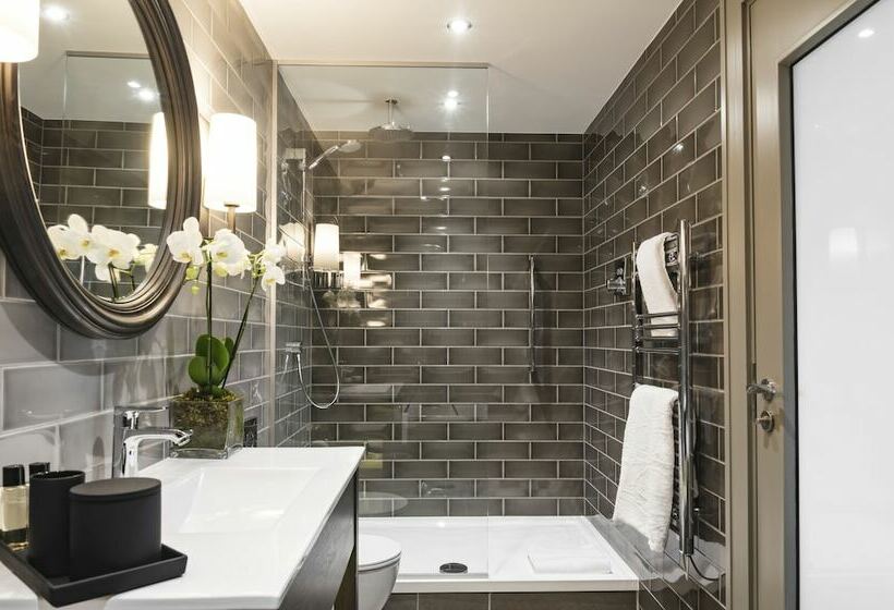 Номер Executive, Dakota Leeds