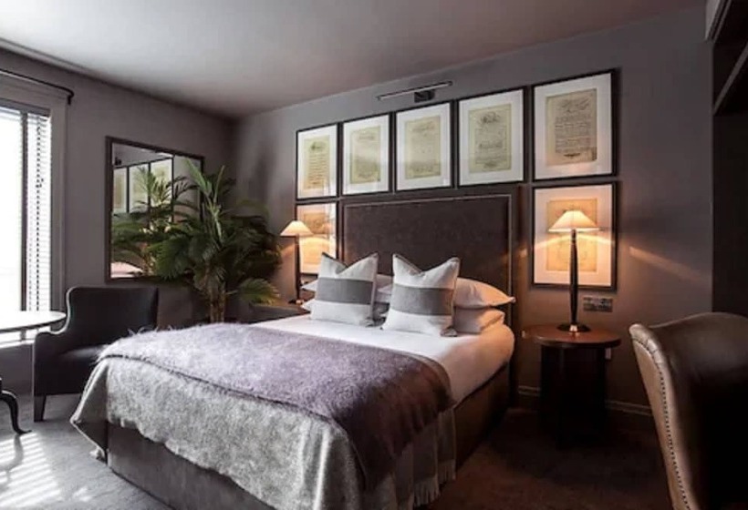 Номер Deluxe, Dakota Leeds