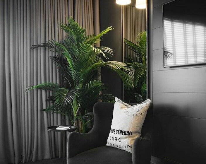 Номер Deluxe, Dakota Leeds