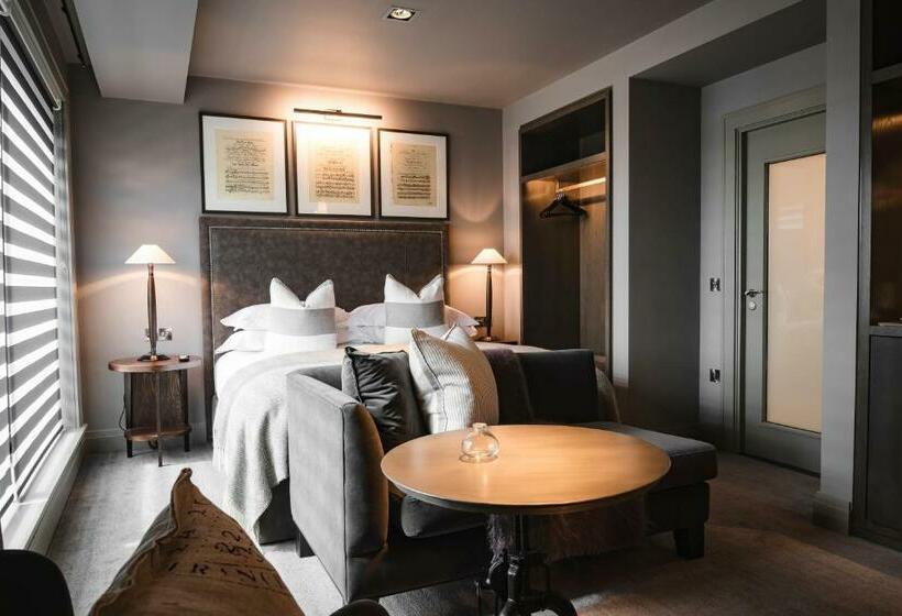 Классический Номер, Dakota Leeds