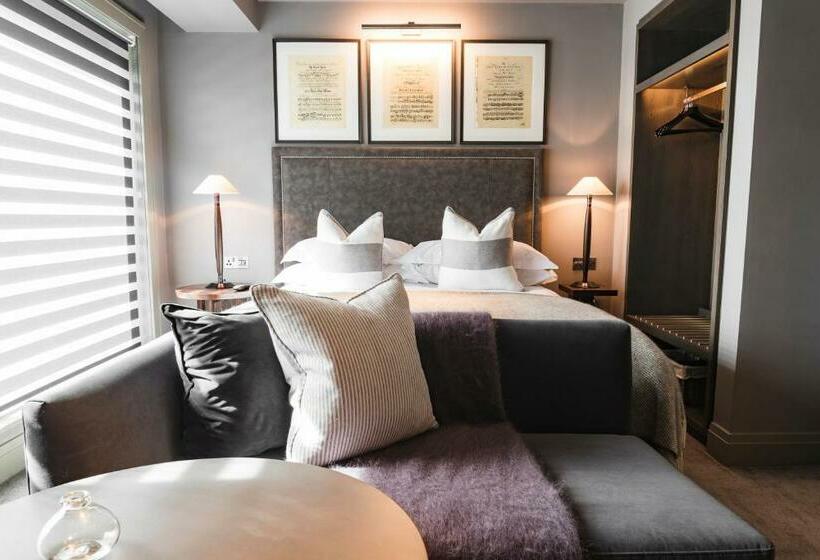 Классический Номер, Dakota Leeds