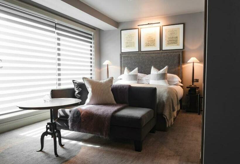 Классический Номер, Dakota Leeds