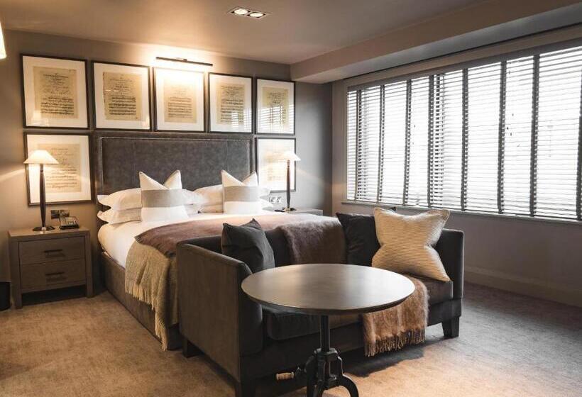 Классический Номер, Dakota Leeds