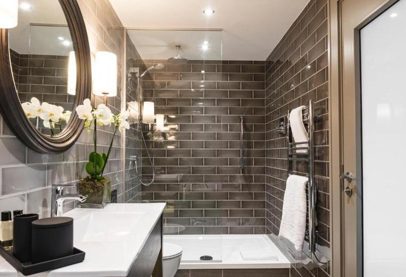 Номер Executive, Dakota Leeds