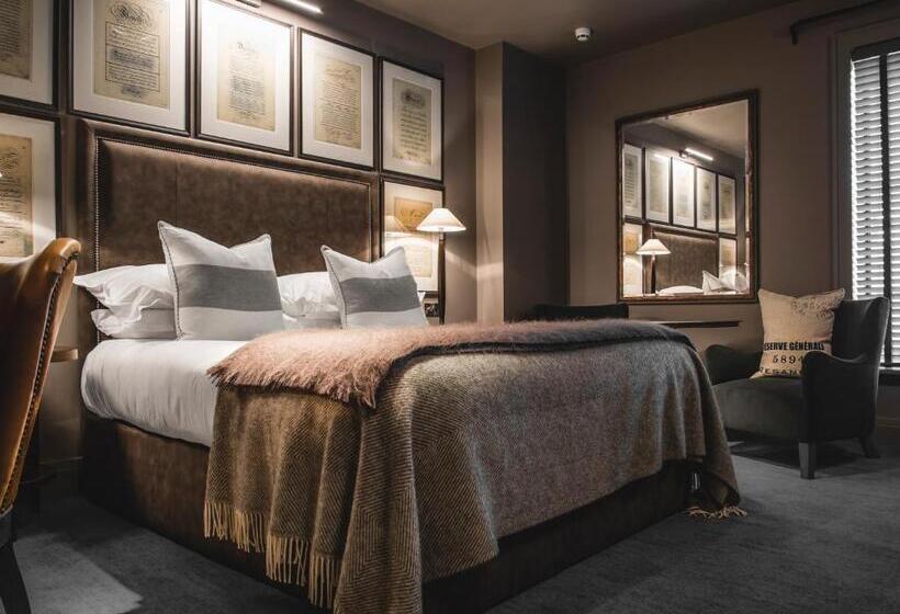 Номер Executive, Dakota Leeds