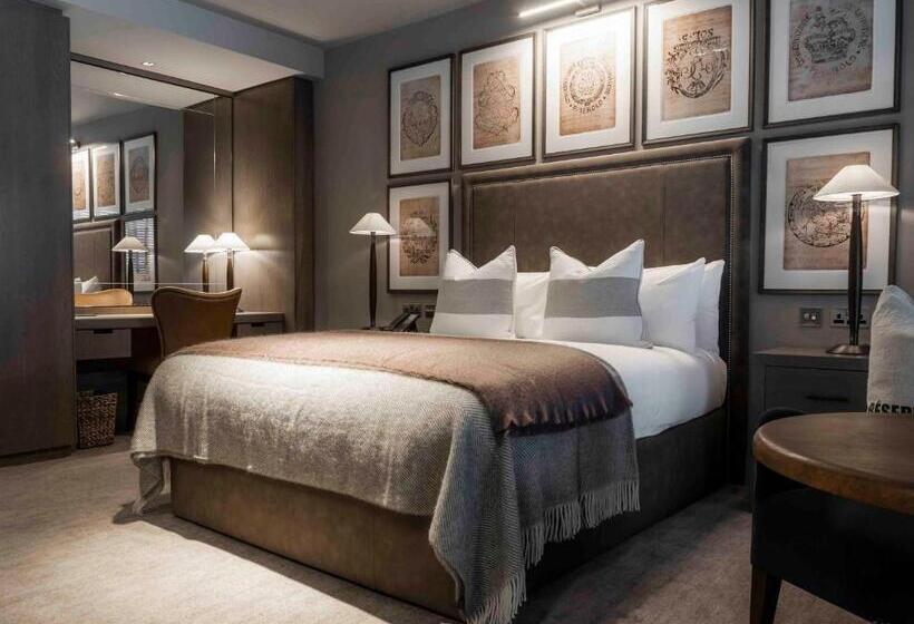 Номер Executive, Dakota Leeds