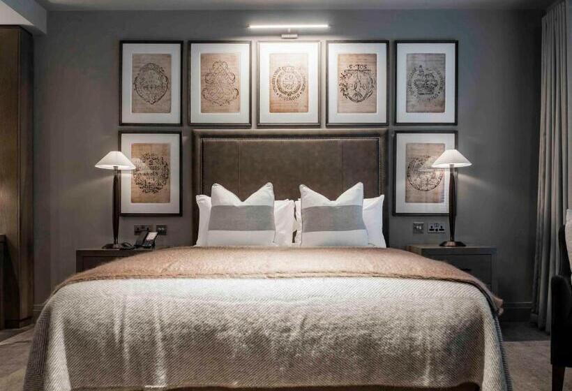 Номер Executive, Dakota Leeds