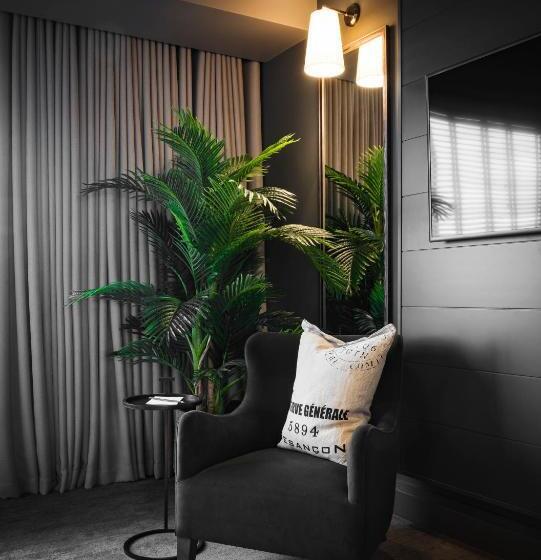 Номер Executive, Dakota Leeds