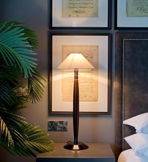 Люкс, Dakota Leeds