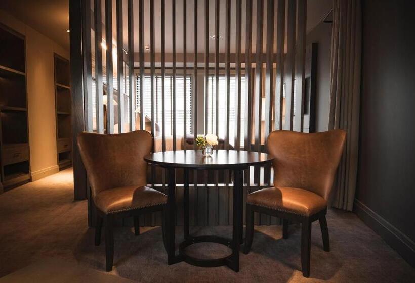 Люкс, Dakota Leeds