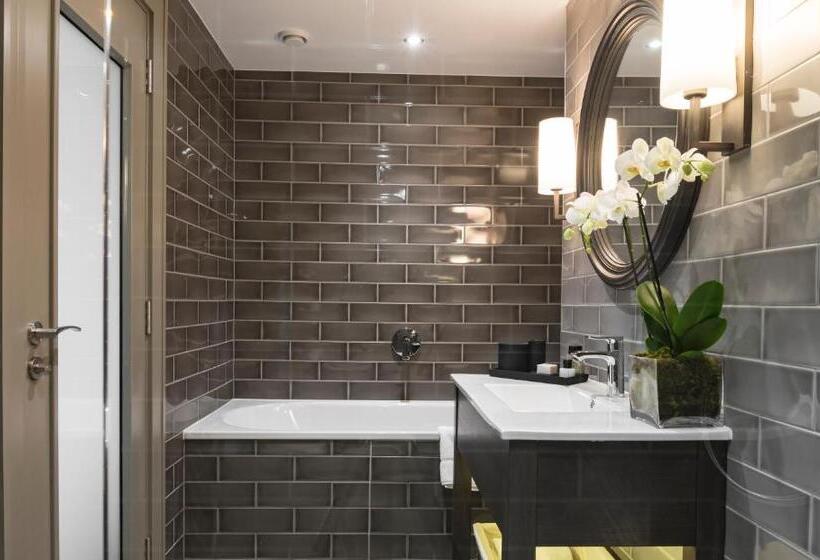 Люкс, Dakota Leeds