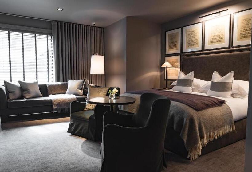 Номер Deluxe, Dakota Leeds