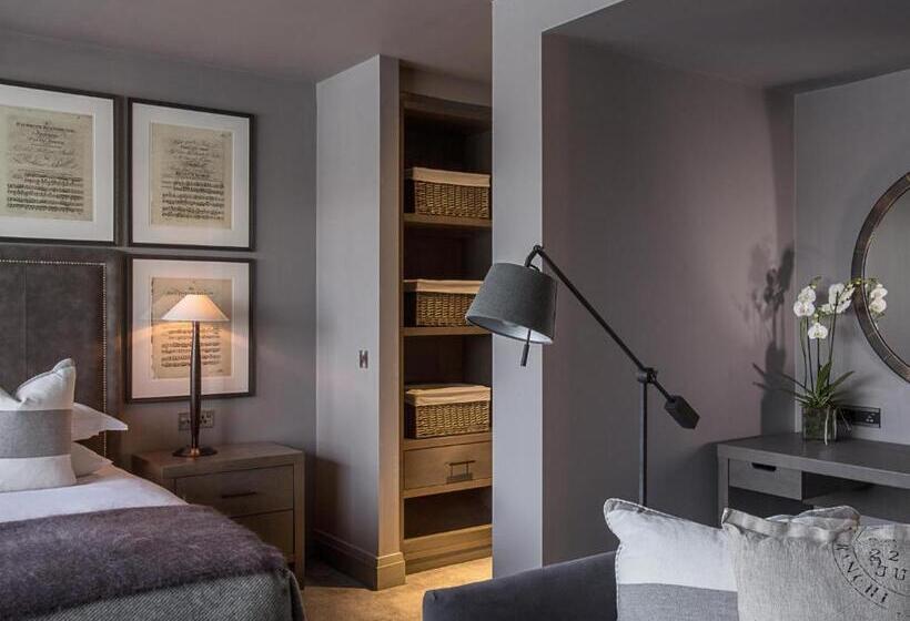 Номер Deluxe, Dakota Leeds