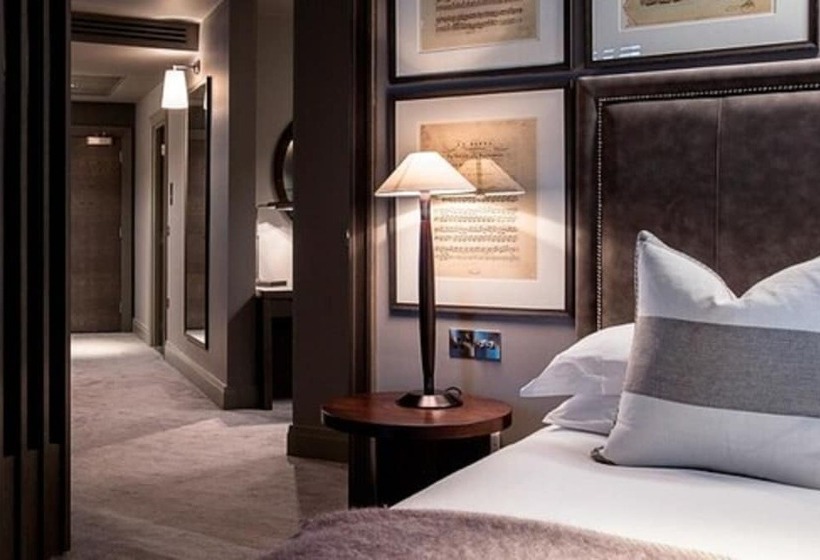 Люкс, Dakota Leeds