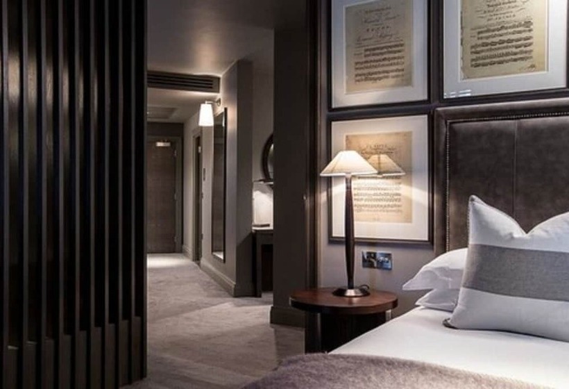 Люкс, Dakota Leeds