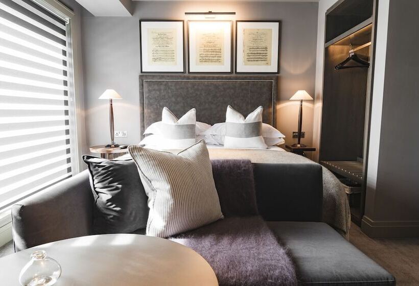 Классический Номер, Dakota Leeds