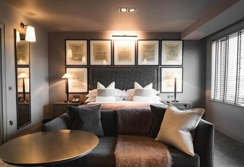 Классический Номер, Dakota Leeds