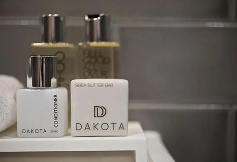 اتاق کلاسیک, Dakota Leeds