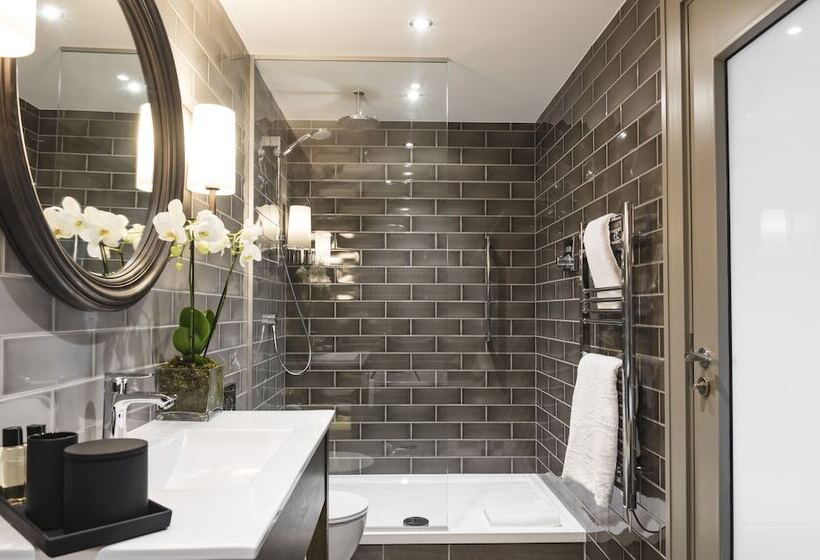 Классический Номер, Dakota Leeds