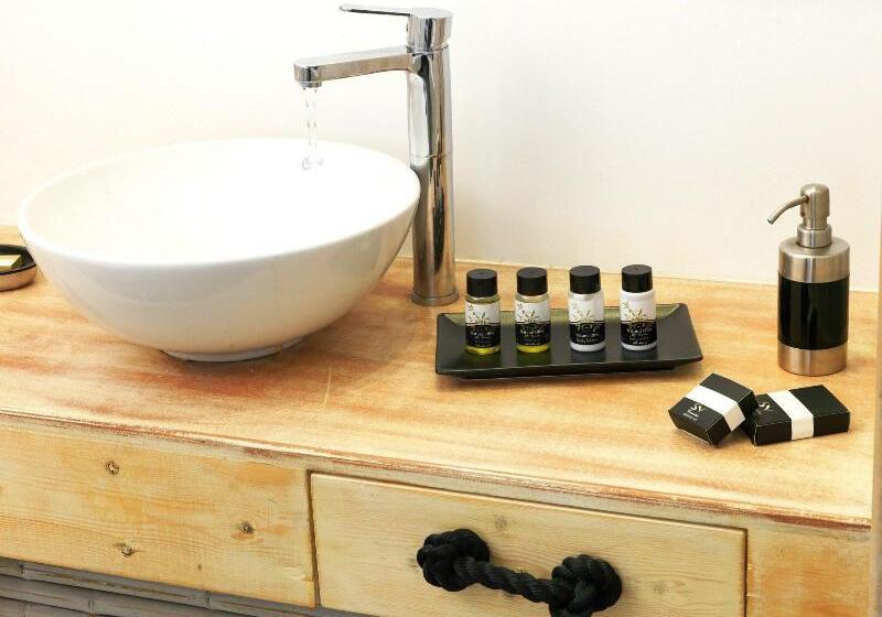 Люкс, Dakota Leeds