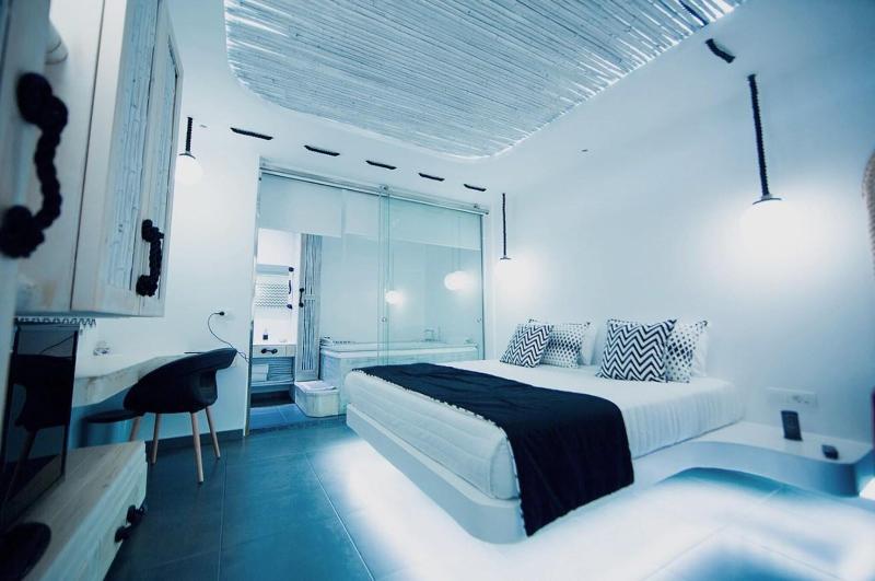 Люкс, Dakota Leeds