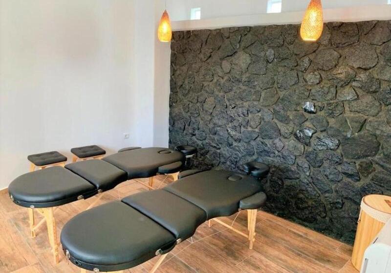 Люкс, Dakota Leeds