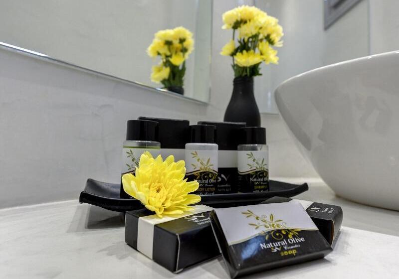 Люкс, Dakota Leeds