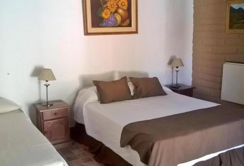 标准三人间共用浴室, Hostal Tierra De Vinos