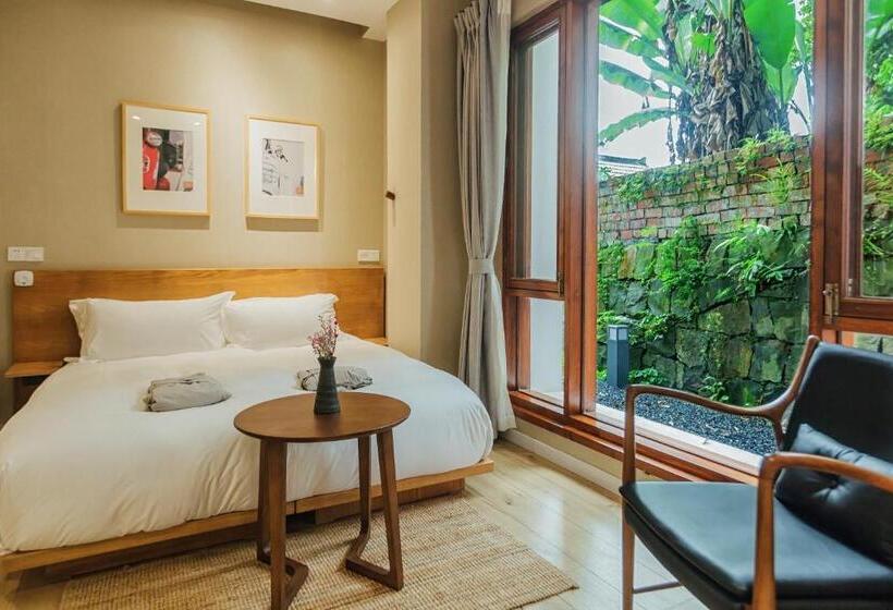 Standard Szoba, Pin Cheng