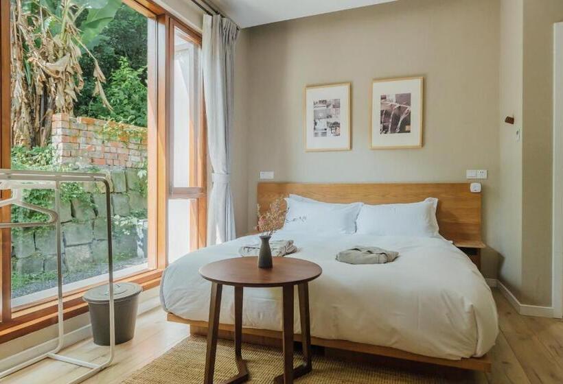 Standard Szoba, Pin Cheng