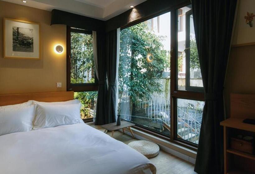 Standard Szoba, Pin Cheng