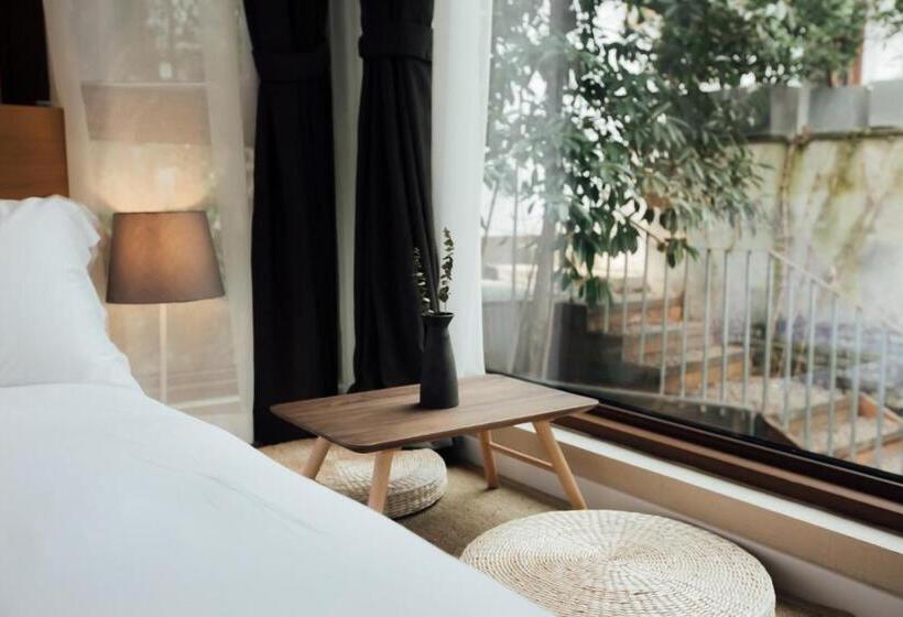 Standard Szoba, Pin Cheng