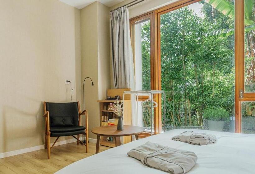 Standard Szoba, Pin Cheng