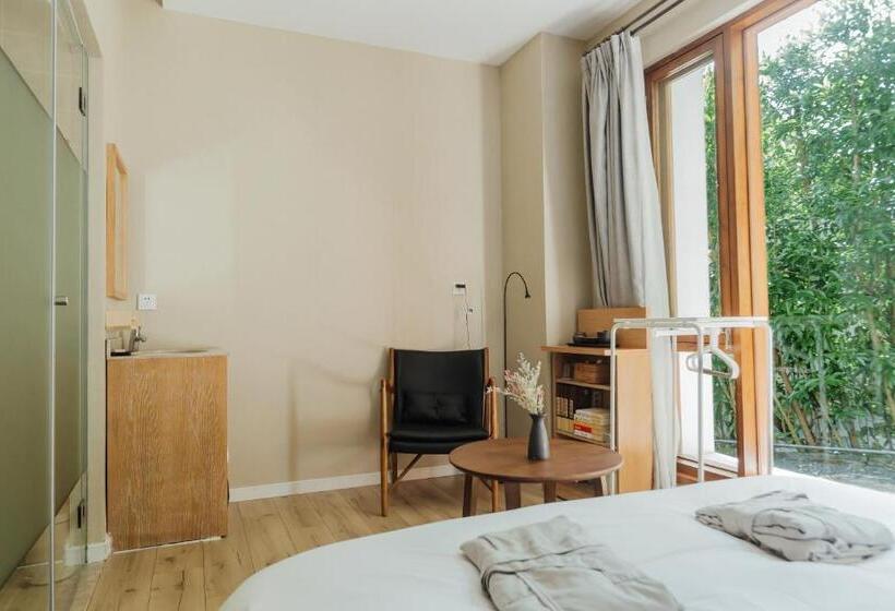 Standard Szoba, Pin Cheng