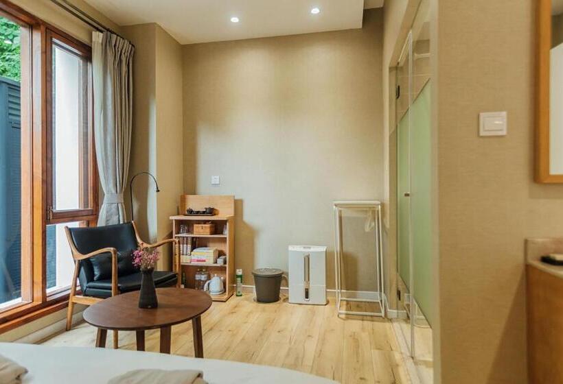 Standard Szoba, Pin Cheng