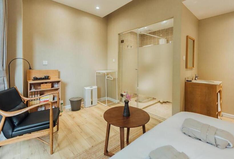 Standard Szoba, Pin Cheng