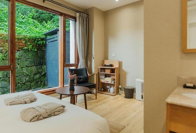 Standard Szoba, Pin Cheng