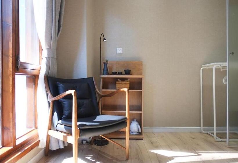 Standard Szoba, Pin Cheng