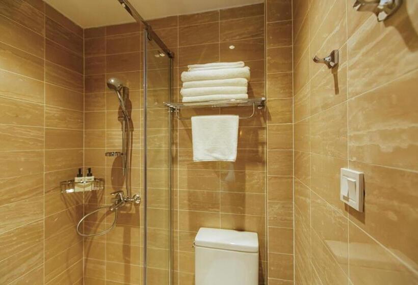 Standard Szoba, Pin Cheng