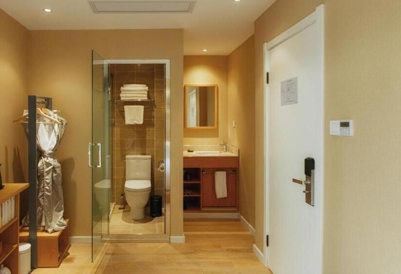 Standard Szoba, Pin Cheng